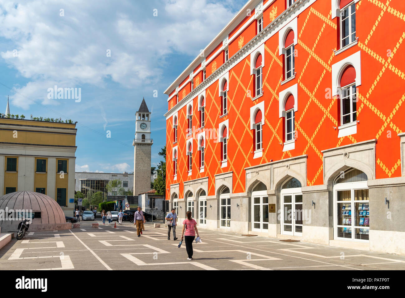 Die frisch lackiert Ministerium für Landwirtschaft am Rande der Skanderbeg Square im Zentrum von Tirana, Albanien, Stockfoto