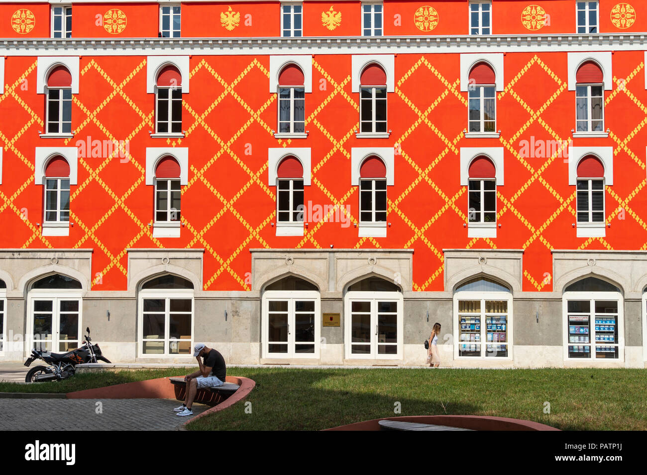 Die frisch lackiert Ministerium für Landwirtschaft am Rande der Skanderbeg Square im Zentrum von Tirana, Albanien, Stockfoto