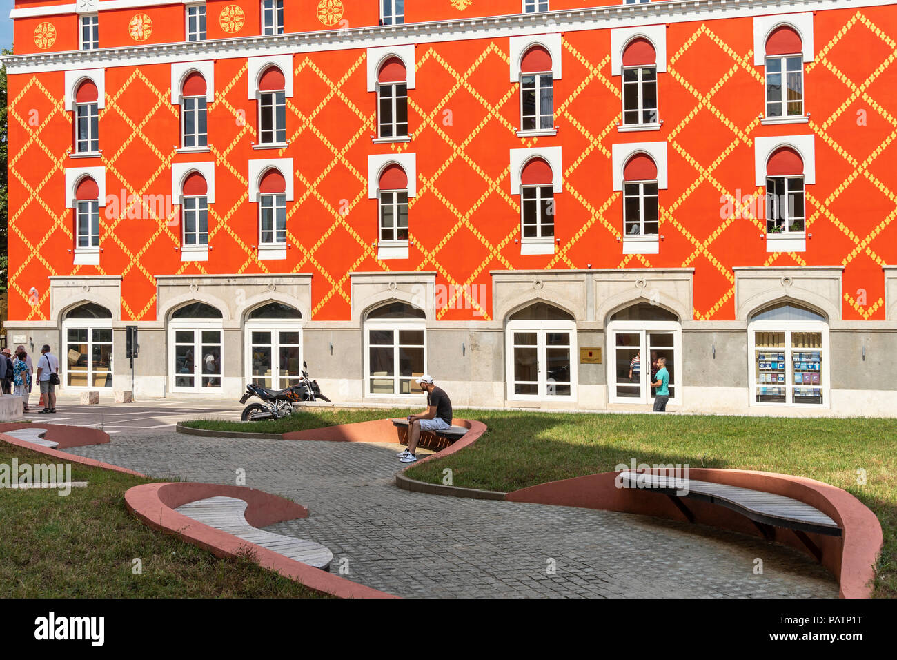 Die frisch lackiert Ministerium für Landwirtschaft am Rande der Skanderbeg Square im Zentrum von Tirana, Albanien, Stockfoto