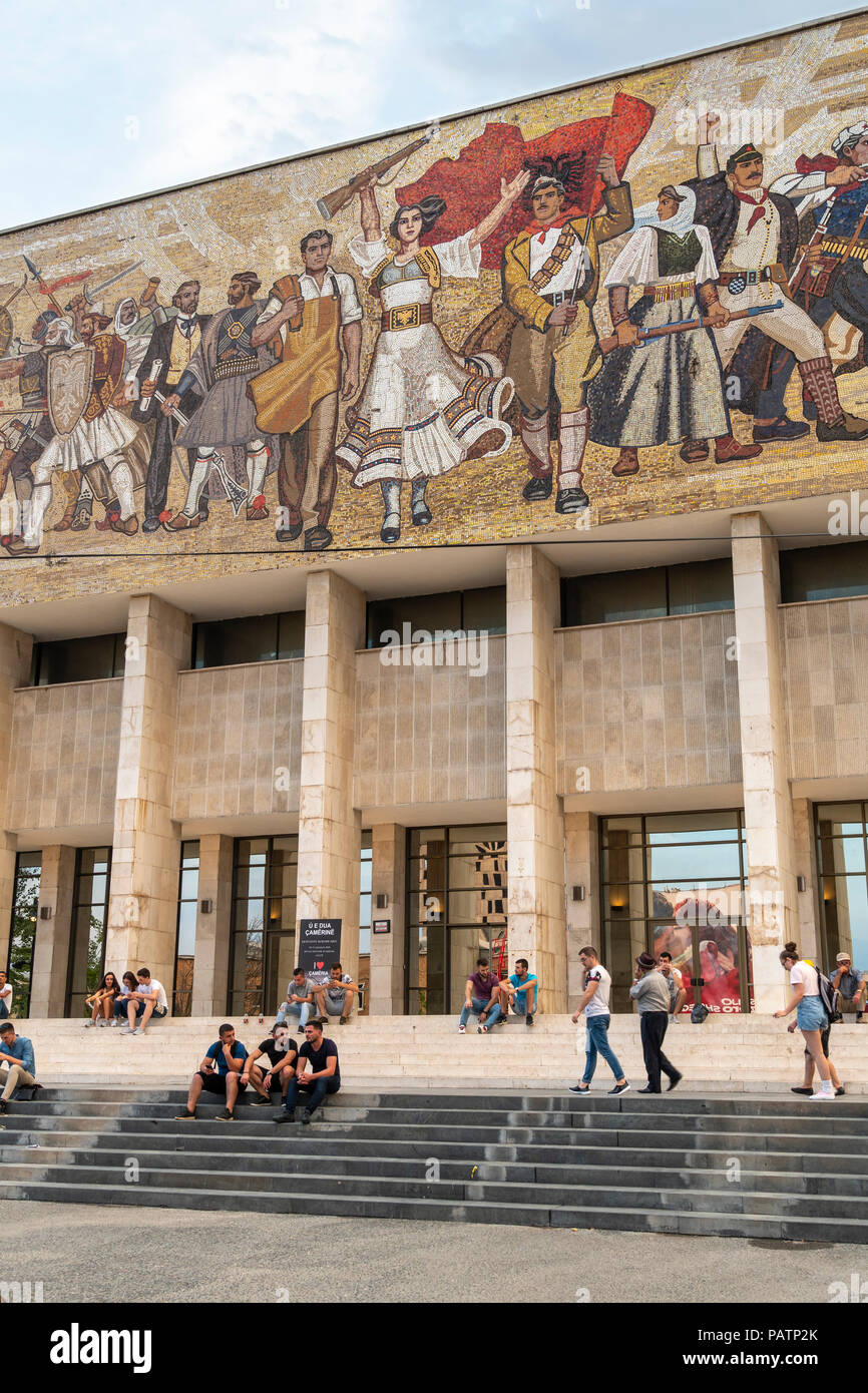 Das Mosaik Wandbild über dem Eingang in das nationale historische Museum am Skanderbeg-Platz, Tirana, Albanien Stockfoto