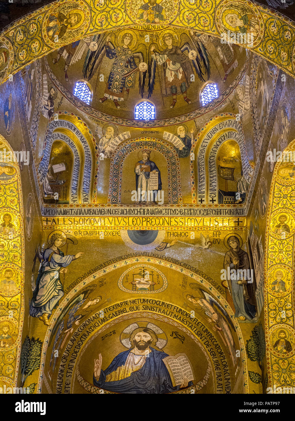 Komplizierte Fliese mozaics in der Cappella Palatina oder Pfalzkapelle, die königliche Kapelle der normannischen Könige von Sizilien im Palazzo Reale in Palermo. Stockfoto