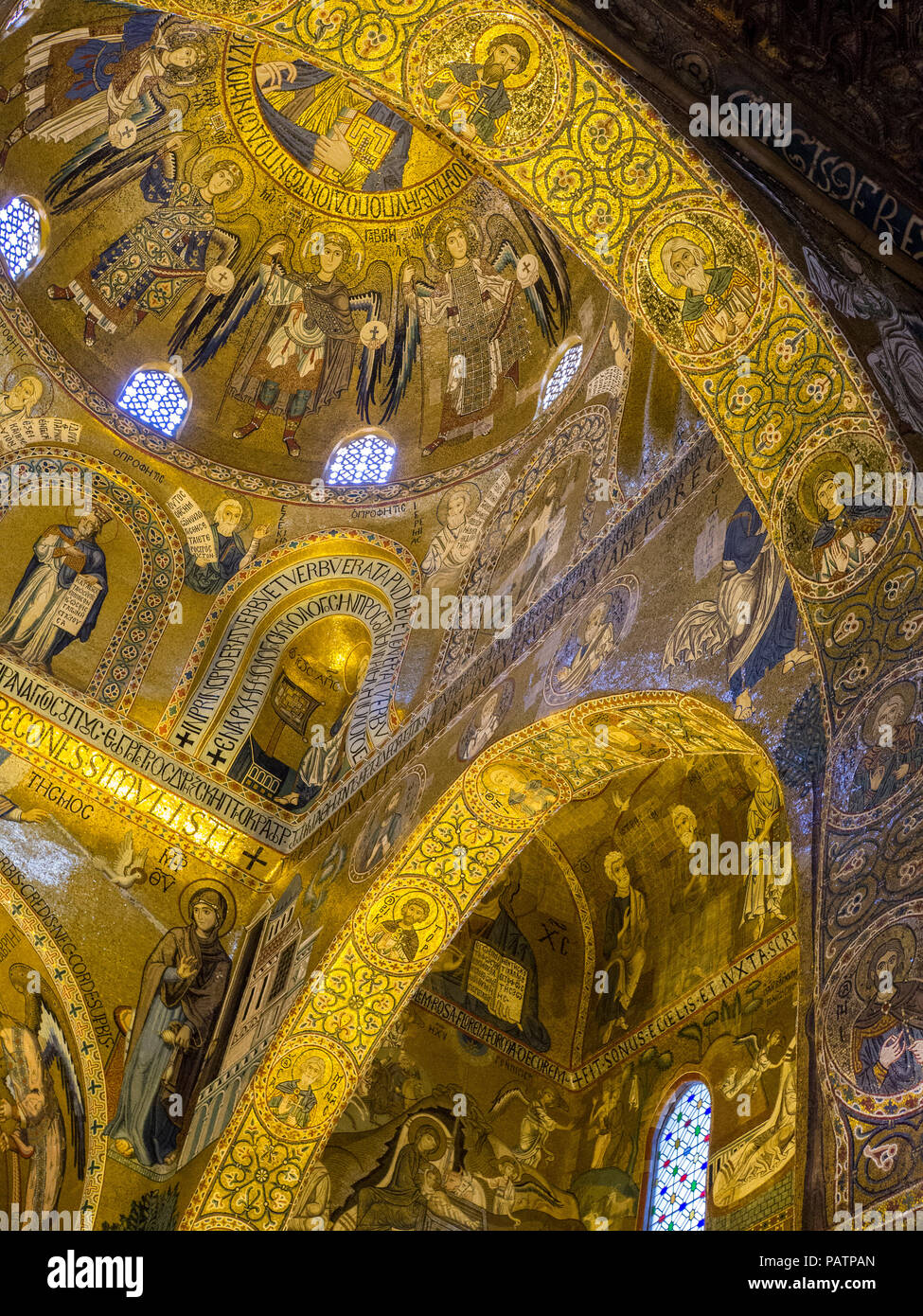 Komplizierte Fliese mozaics in der Cappella Palatina oder Pfalzkapelle, die königliche Kapelle der normannischen Könige von Sizilien im Palazzo Reale in Palermo. Stockfoto