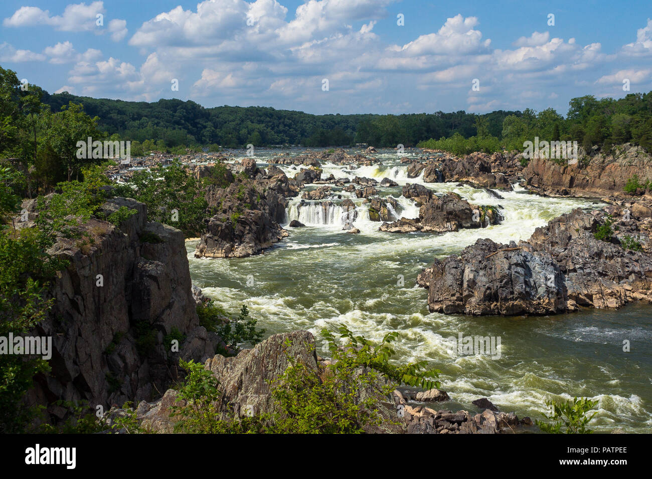 Stromschnellen der Great Falls National Park, unter einem schönen Puffy cloud blue sky Landschaft - Virginia, USA Stockfoto