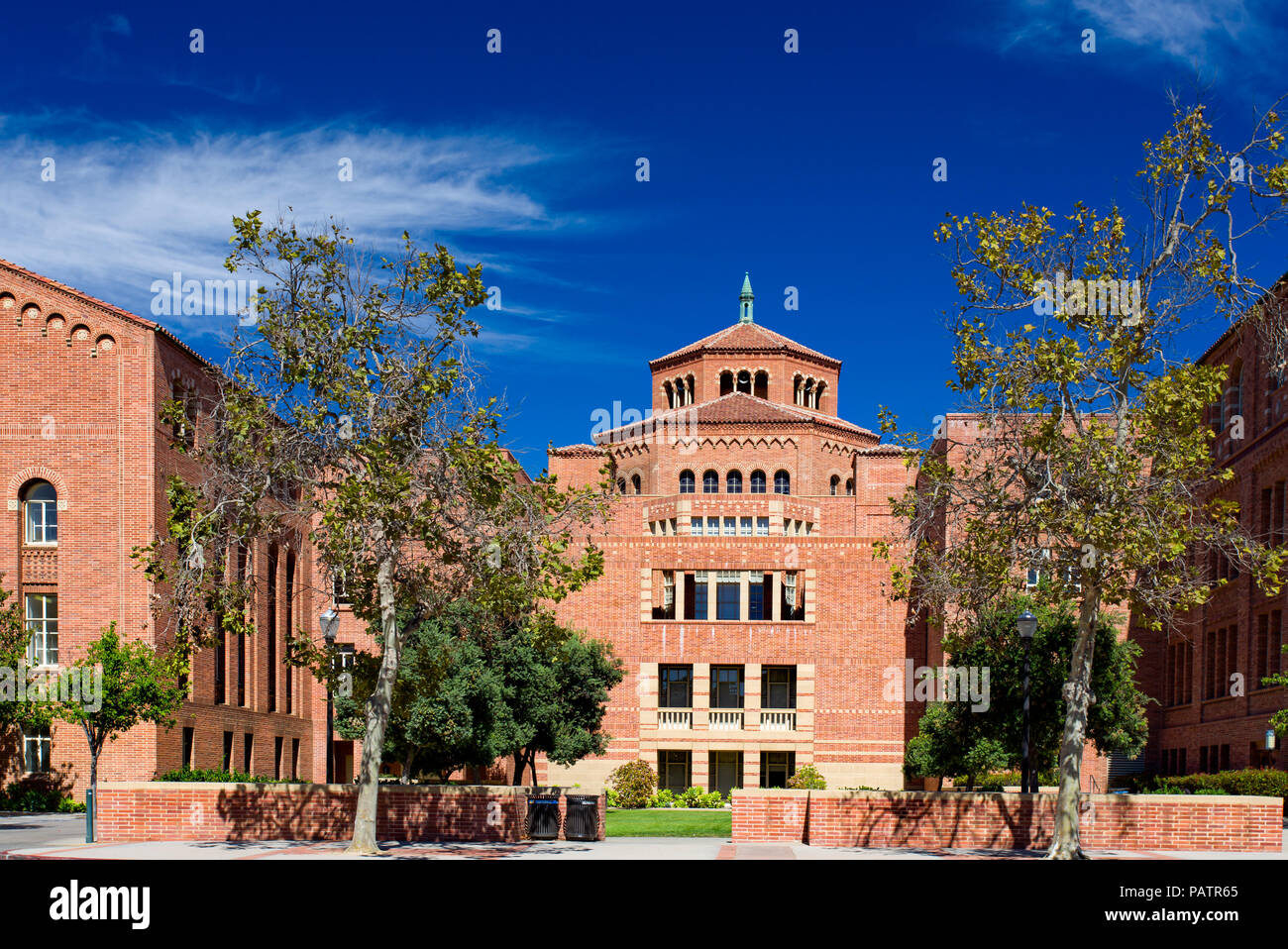 LOS ANGELES, CA/USA - OKTOBER 4, 2014: Powell Bibliothek auf dem Campus der UCLA. Stockfoto
