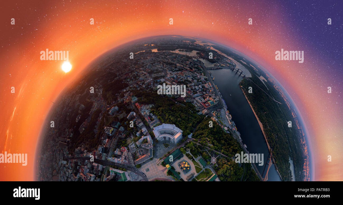 Ein 180 Grad Panorama der Stadt Kiew über den St. Michael's Golden-Domed Kloster bei Sonnenuntergang. Stockfoto