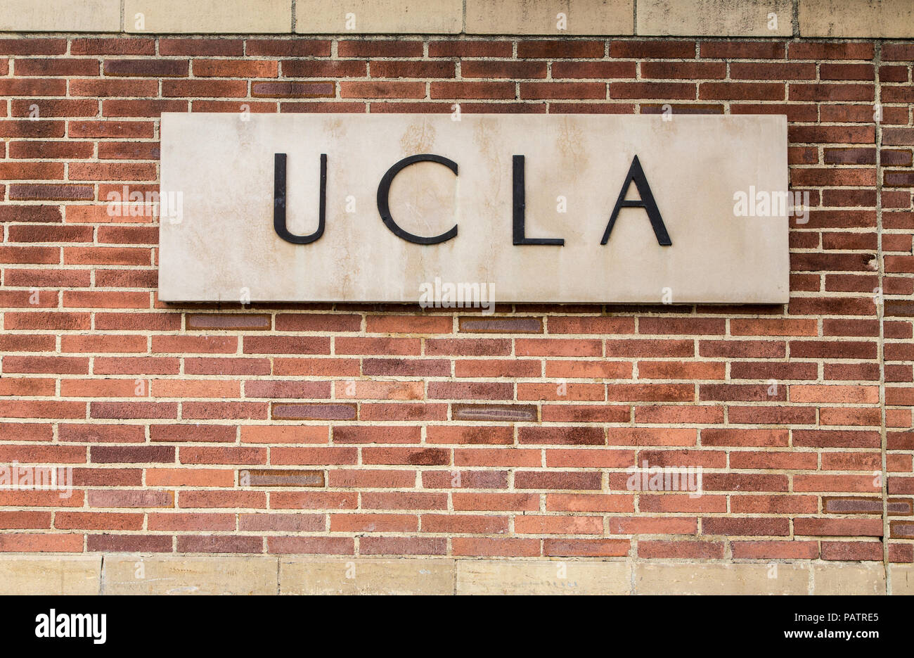 LOS ANGELES, CA/USA, 25. Mai 2015: Eingangsschild zu UCLA Campus. Stockfoto