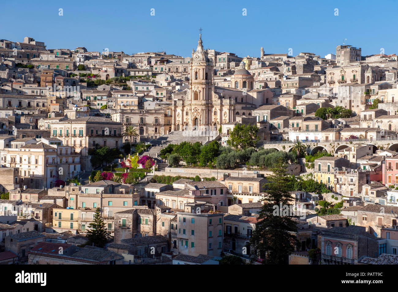 Einen Blick auf St. George Kathedrale und der mittelalterlichen Altstadt von Modica, einem barocken UNESCO Weltkulturerbe Stadt in Sizilien. Stockfoto