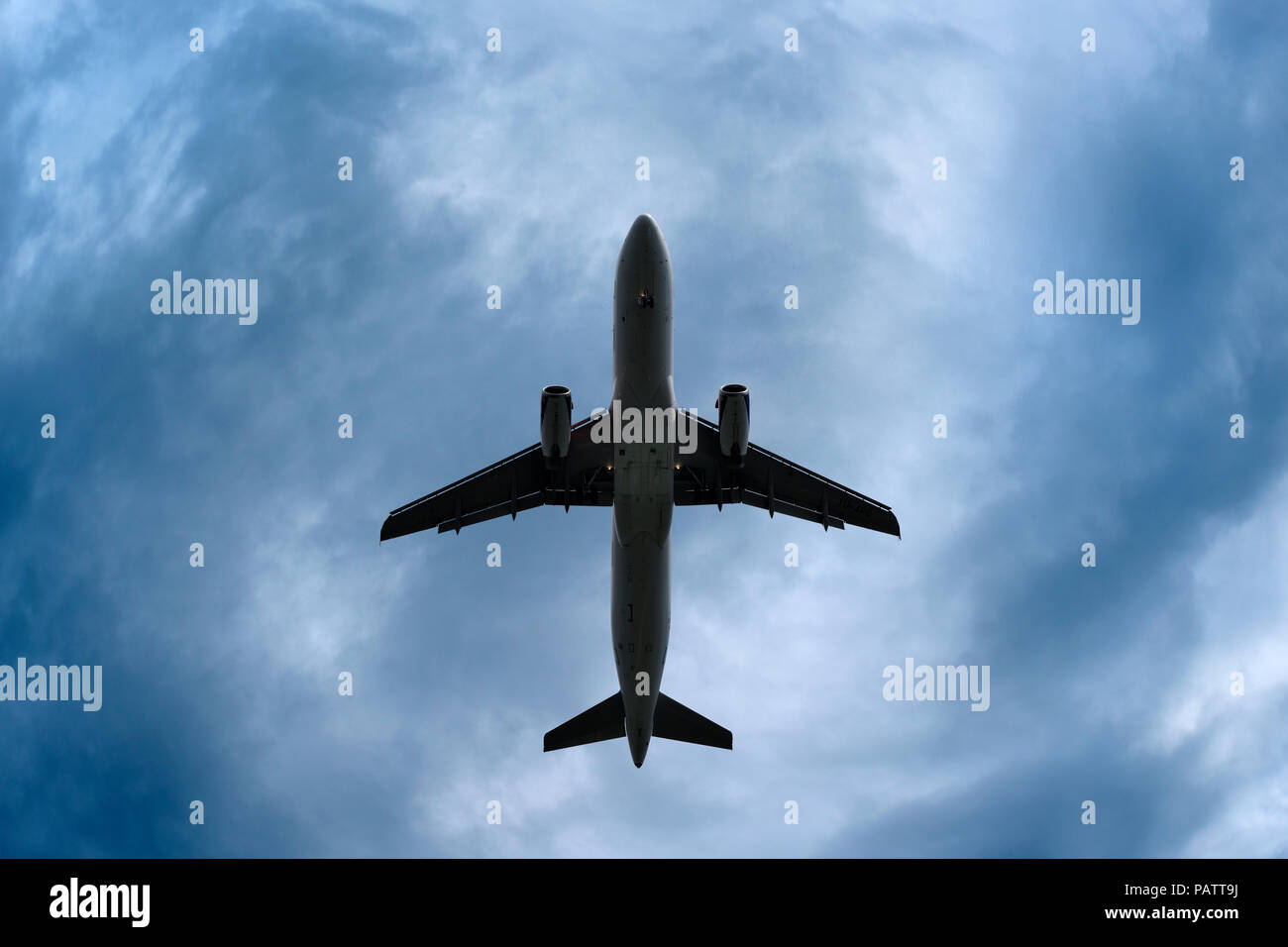 Flugzeug in einem dramatischen stürmischen Himmel, niedrigen Winkel, Vereinigtes Königreich Stockfoto