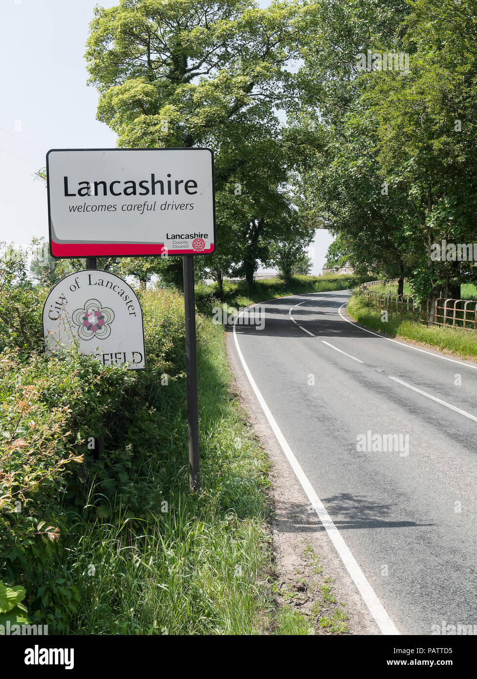 Zeichen für Lancaster und Lancashire auf einer Landstraße, Großbritannien Stockfoto