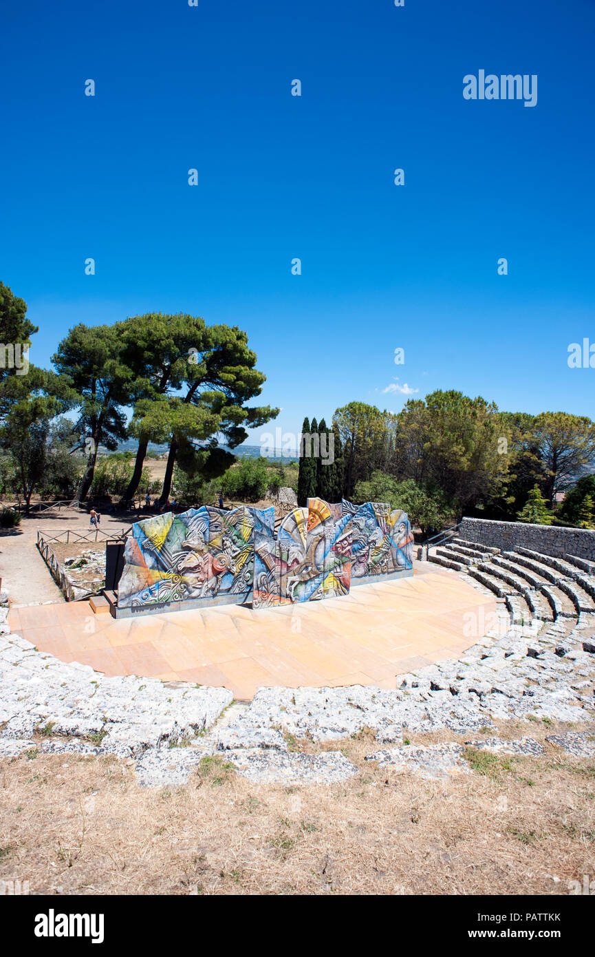 Das Griechische Theater in den Ruinen von Akrai, eine umfangreiche archäologische Stätte auf dem Hügel in Palazzolo Acreide in Sizilien. Stockfoto