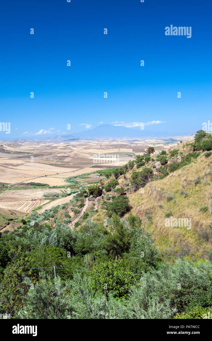 Die Landschaft der zentralen Sizilien mit dem Ätna in der Ferne. Stockfoto