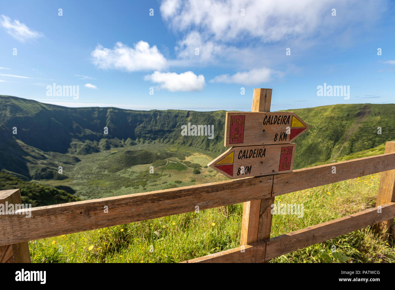 Holz- trail Post zu singen um Caldeira do Arco da Calheta Gordo, Stratovulkan, Insel Faial, Azoren, Portugal Stockfoto