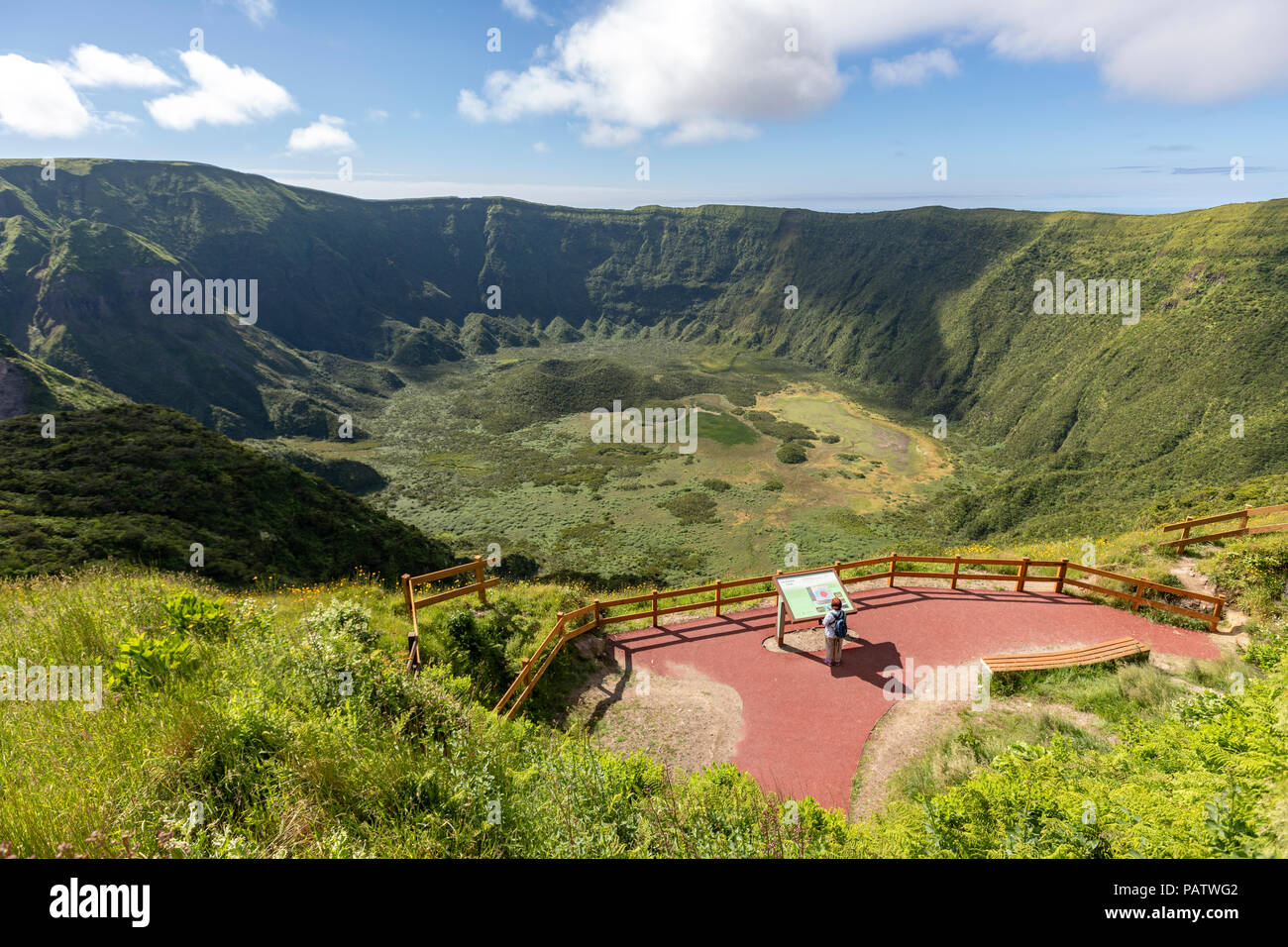 Touristen, die in der Sicht der Caldeira do Arco da Calheta Gordo, Stratovulkan, Insel Faial, Azoren, Portugal Stockfoto