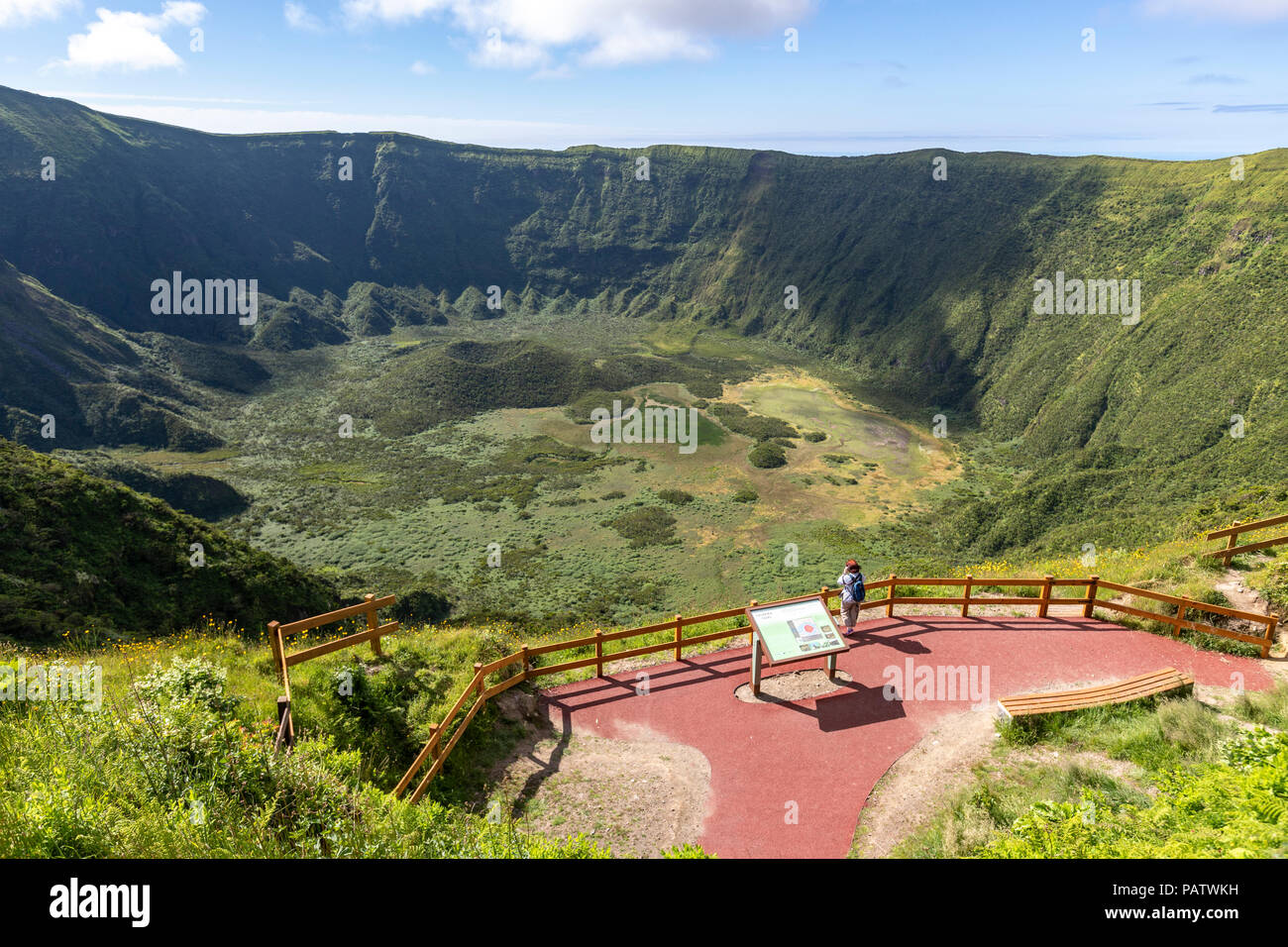 Touristen, die in der Sicht der Caldeira do Arco da Calheta Gordo, Stratovulkan, Insel Faial, Azoren, Portugal Stockfoto