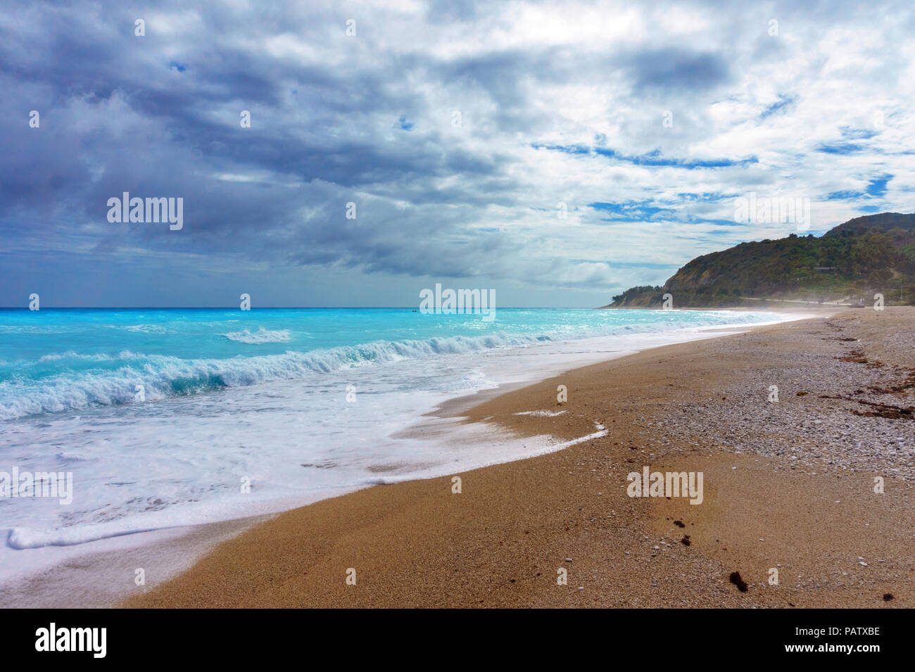 Das azurblaue Karibische Meer bei Bewölkung, leer Karibik Strand im Sturm Stockfoto