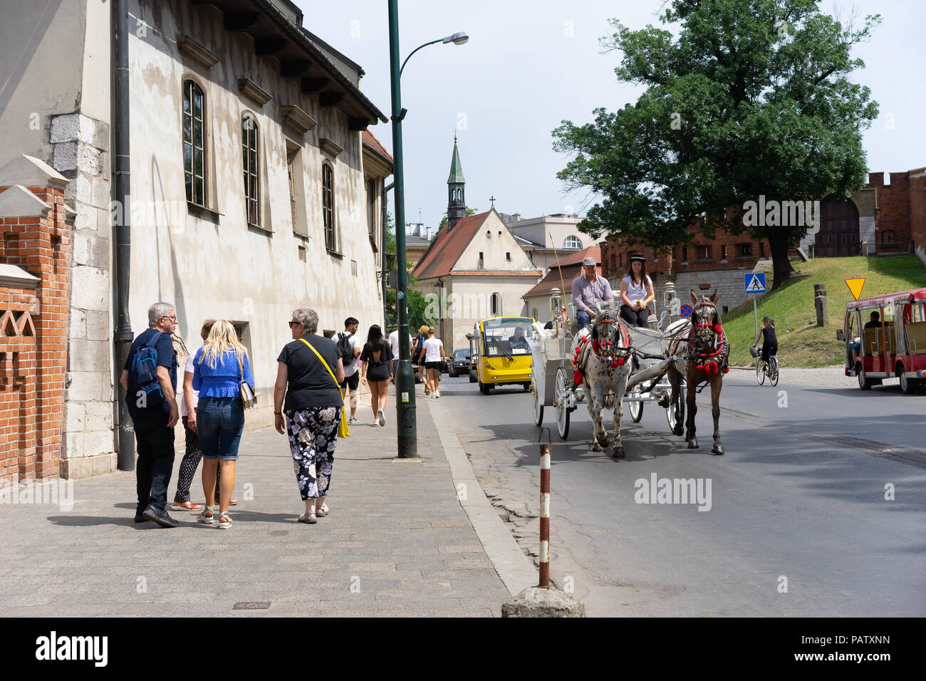 Touristen auf den Straßen von Krakau, Polen, Europa. Stockfoto