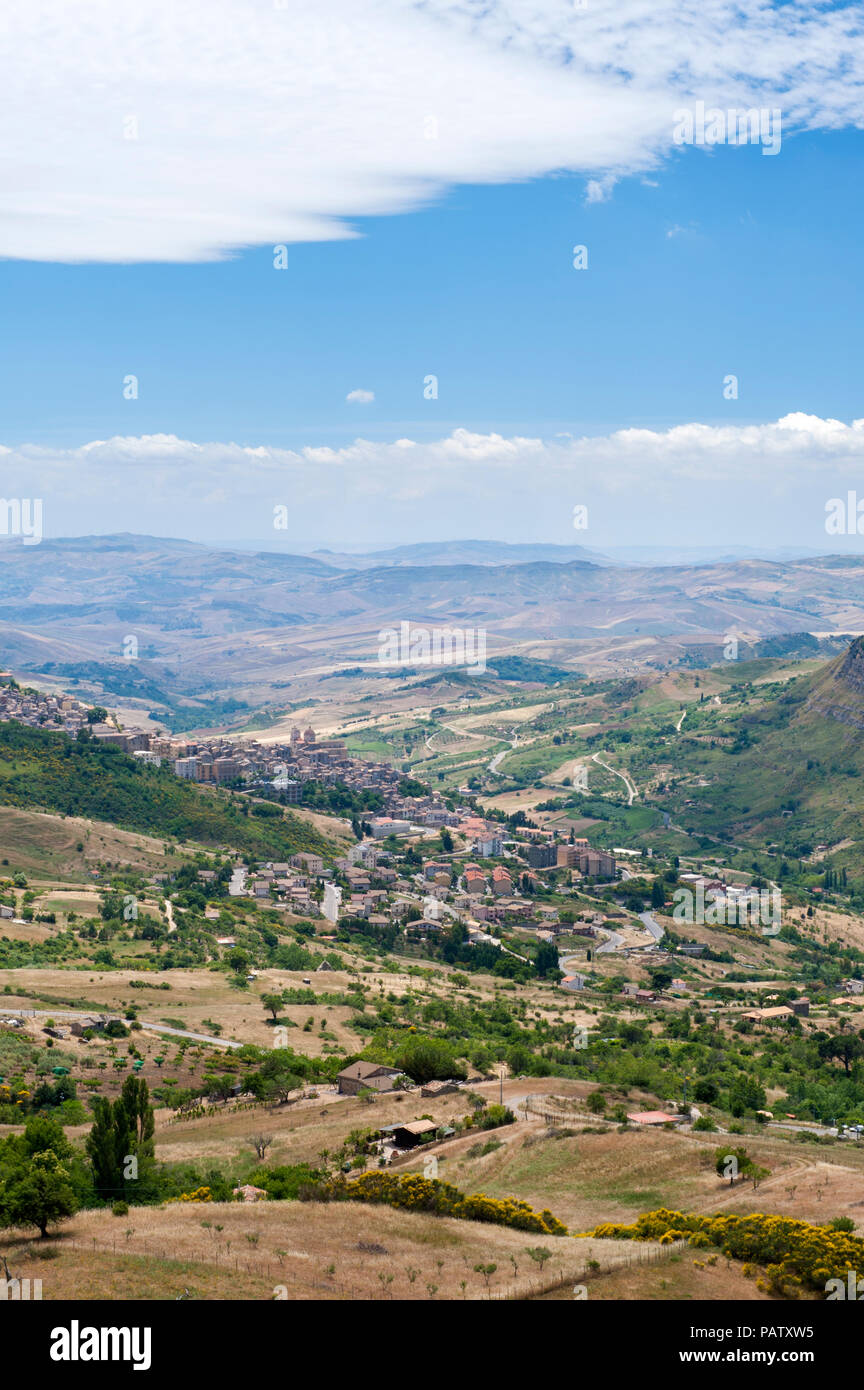 Der Blick über zentrale Sizilien und das Dorf von Petralia Sottana von Parco delle Madonie, einem ausgedehnten Naturschutzgebiet und Heimat der Madonie Doppelzi. Stockfoto