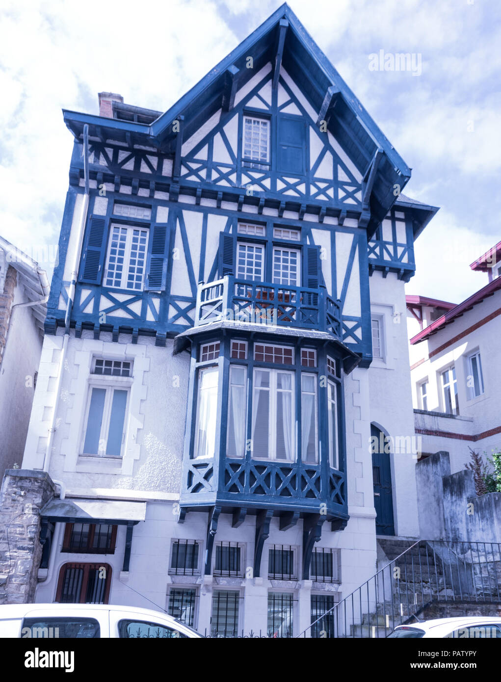 Eine charmante weißen und blauen Gebäude während ein Sommertag mit einem blauen Himmel, in Biarritz, Frankreich. Stockfoto