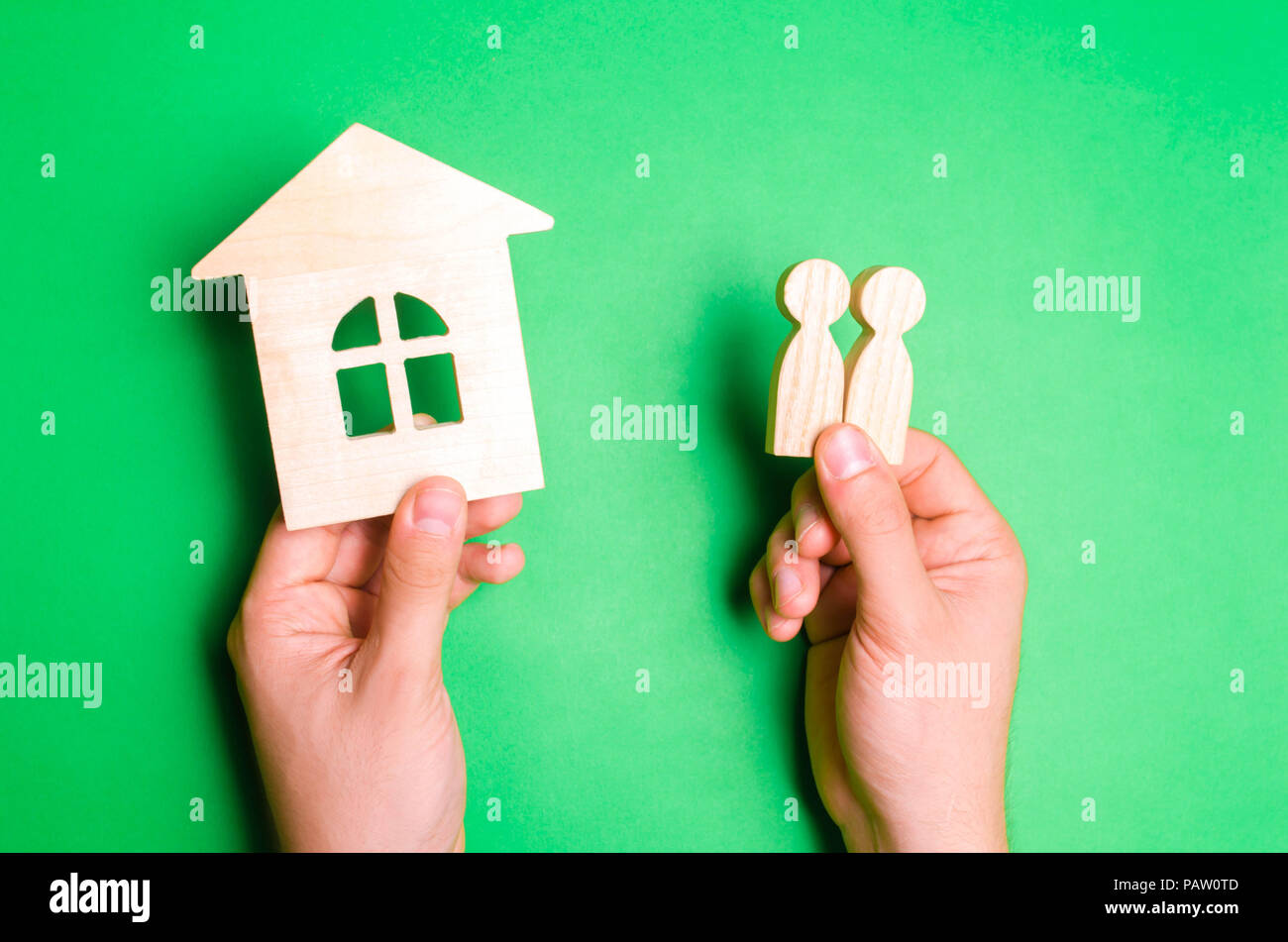 Ein Mann Halt Eine Familie Und Ein Haus In Seinen Handen Konzept