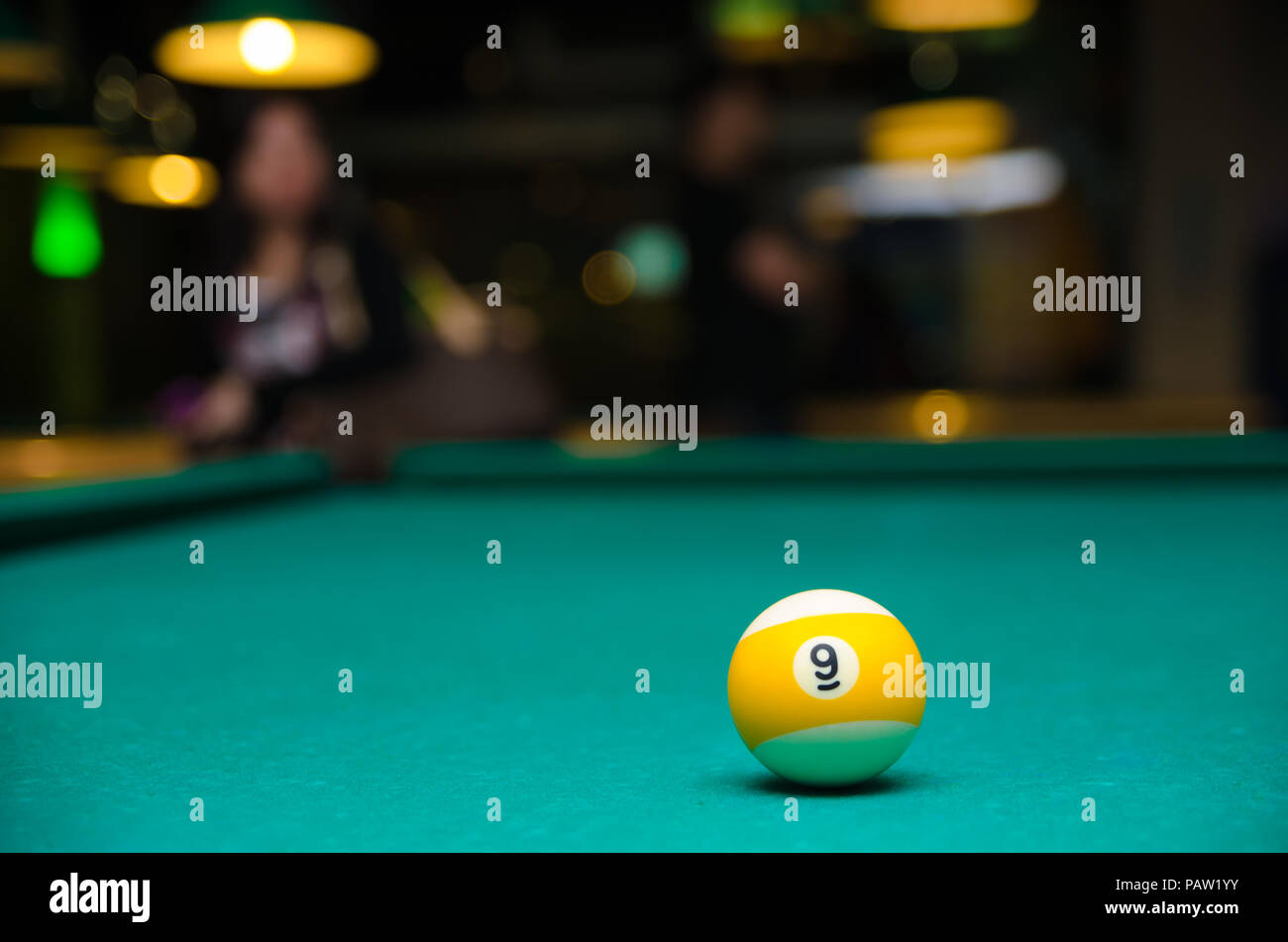 Billard 9-Ball Pool Tisch gegen einen schönen unscharfen Hintergrund. Stockfoto