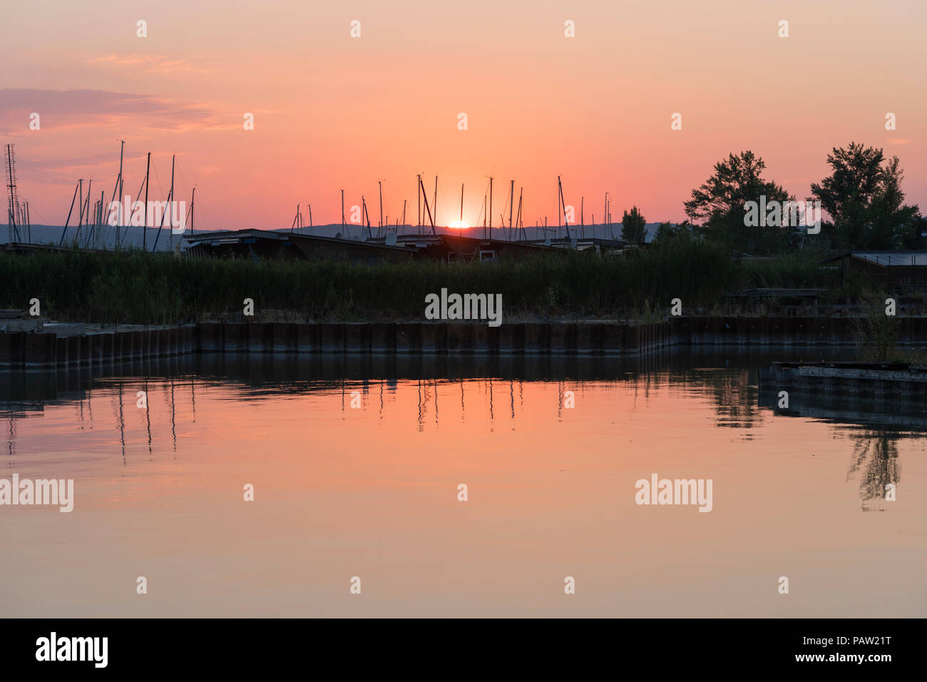 Im Sommer Sonne über Yachtcharter Masten auf Neusiedler See, einem großen Binnensee und beliebtes Reiseziel in Burgenland, Österreich Stockfoto