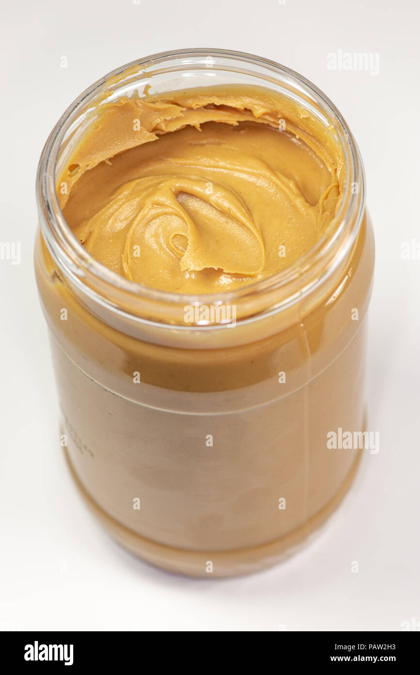 Ein Glas bio Erdnussbutter sitzen auf dem Küchentisch warten gegessen zu werden. Stockfoto