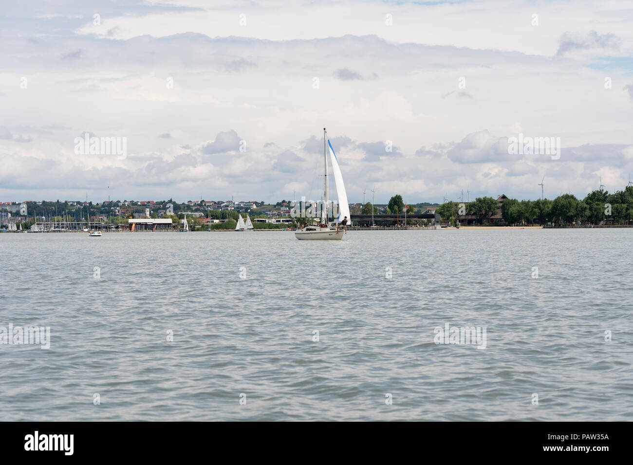 Eine Yacht segeln am Neusiedler See im Sommer ein beliebtes Touristenziel in Burgenland, Österreich Stockfoto