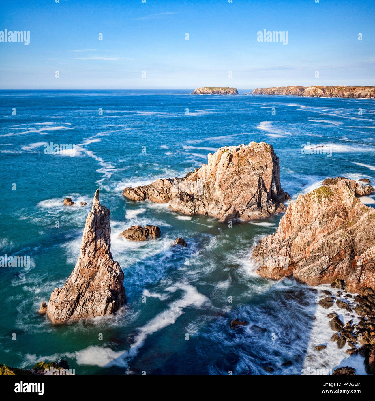 Sea Stacks in der Nähe von aird Feinis, von der Insel Lewis auf den Äußeren Hebriden, Schottland, Großbritannien. Stockfoto