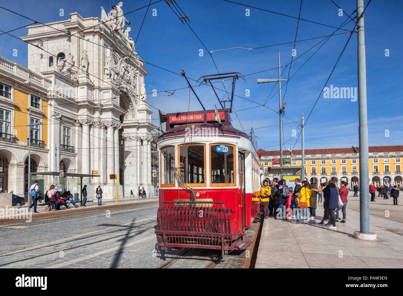 28. Februar 2018: Lissabon, Portugal - eine Warteschlange von Leuten, die auf eine rote Straßenbahn in Praca de Comercio oder Terreiro de Paco, an einem sonnigen Tag, die l Stockfoto