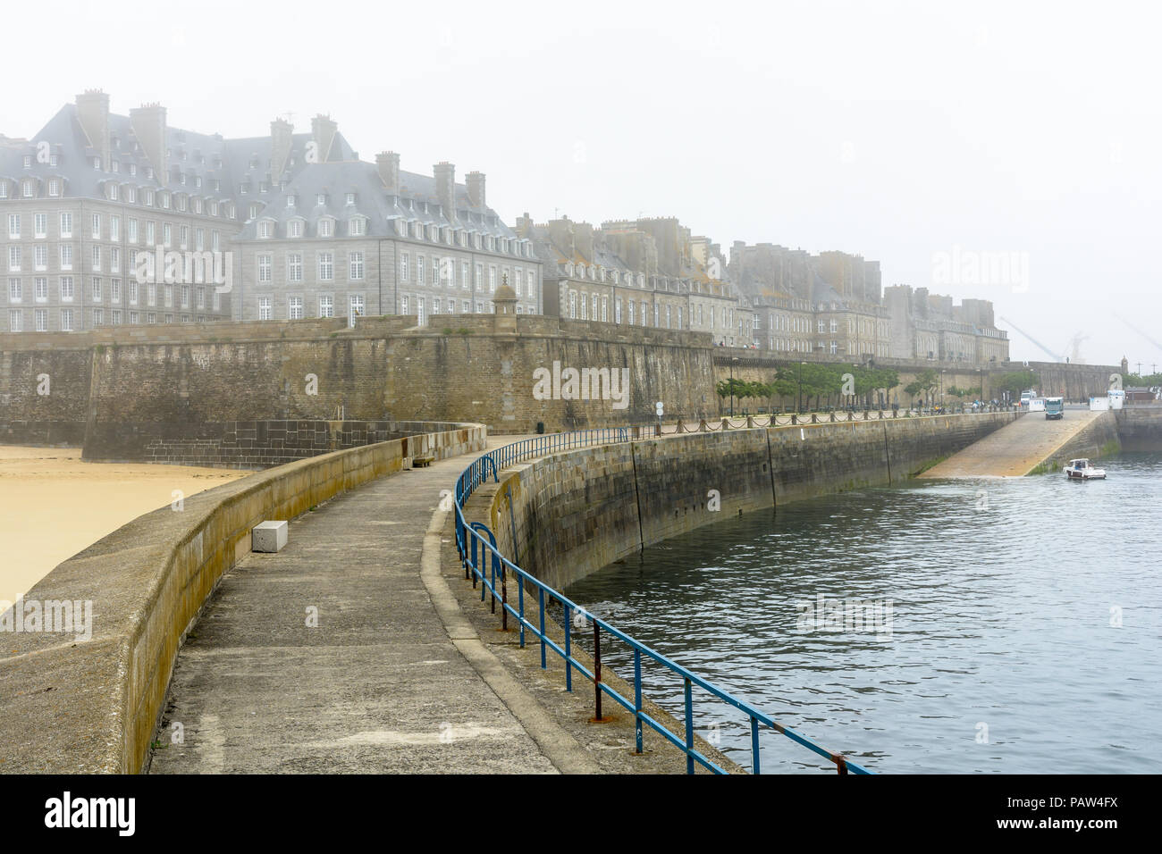 Die ummauerte Stadt Saint-Malo in der Bretagne, Frankreich, von einem nebligen Morgen mit dem Granit Gebäuden im Nebel über der Stadtmauer verschwinden. Stockfoto