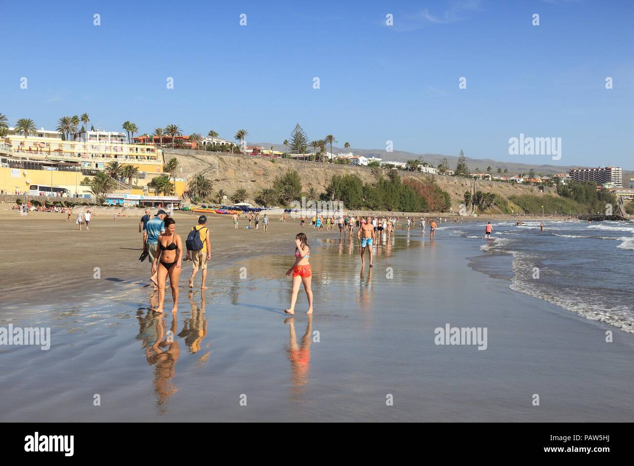 GRAN CANARIA, SPANIEN - Dezember 1, 2015: die Menschen besuchen Playa Ingles Strand in Maspalomas, Gran Canaria, Spanien. Kanarischen Inseln hatte 12,9 Millionen gegenüber Stockfoto