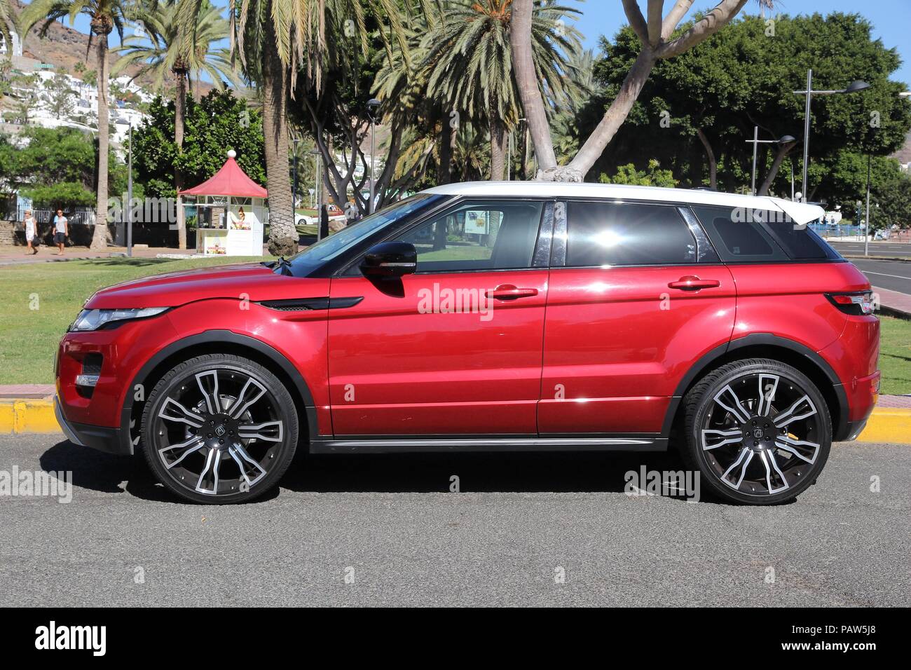 GRAN CANARIA, SPANIEN - Dezember 2, 2015: Range Rover Evoque in Gran Canaria, Spanien geparkt. Evoque ist ein Luxus Crossover-SUV von Jaguar Land Rov produziert Stockfoto