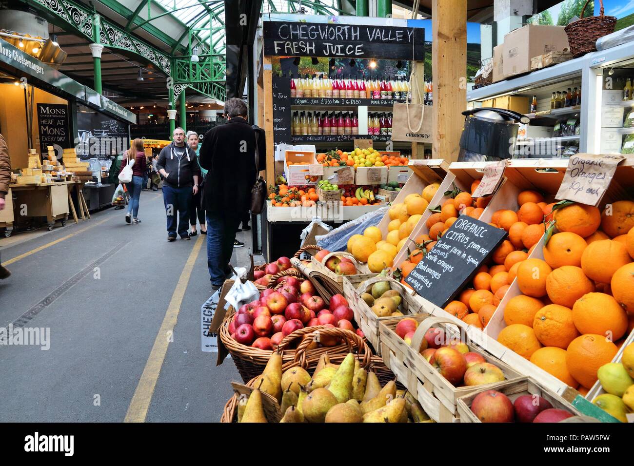 LONDON, Großbritannien - 22 April 2016: Leute Shop am Borough Market in Southwark, London. Es ist einer der ältesten Märkte in Europa. Seinen 1.000sten Geburtstag wurde im 20. Stockfoto