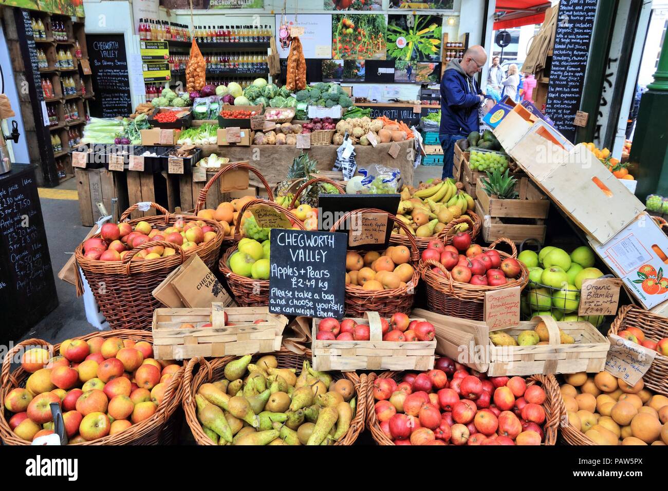 LONDON, Großbritannien - 22 April 2016: Leute Shop am Borough Market in Southwark, London. Es ist einer der ältesten Märkte in Europa. Seinen 1.000sten Geburtstag wurde im 20. Stockfoto