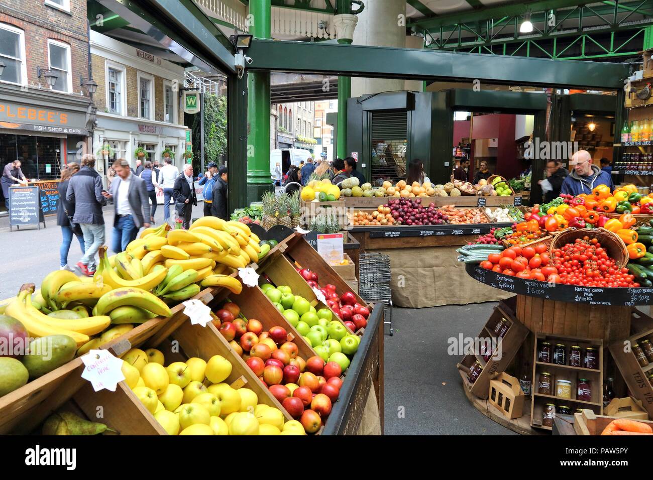 LONDON, Großbritannien - 22 April 2016: Leute Shop am Borough Market in Southwark, London. Es ist einer der ältesten Märkte in Europa. Seinen 1.000sten Geburtstag wurde im 20. Stockfoto