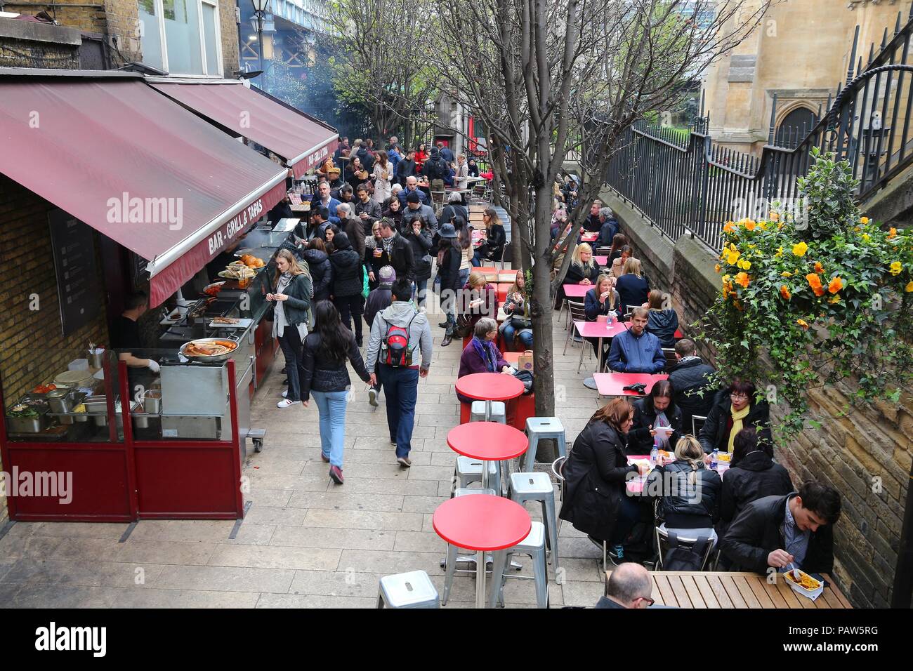 LONDON, Großbritannien - 22 April, 2016: die Menschen haben das Mittagessen im Borough Market in Southwark, London. Es ist einer der ältesten Märkte in Europa. Seinen 1.000sten Geburtstag war Stockfoto