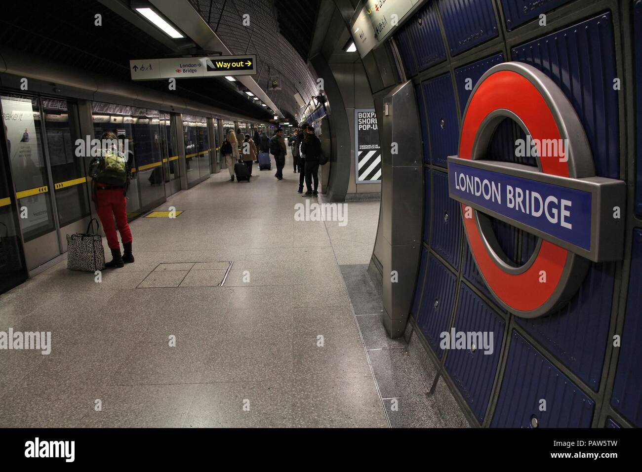 LONDON - 13. Mai: Reisende im London Bridge U-Bahnstation warten am 13. Mai 2012 in London. Die Londoner U-Bahn ist der 11 Verkehrsreichsten U-System Stockfoto