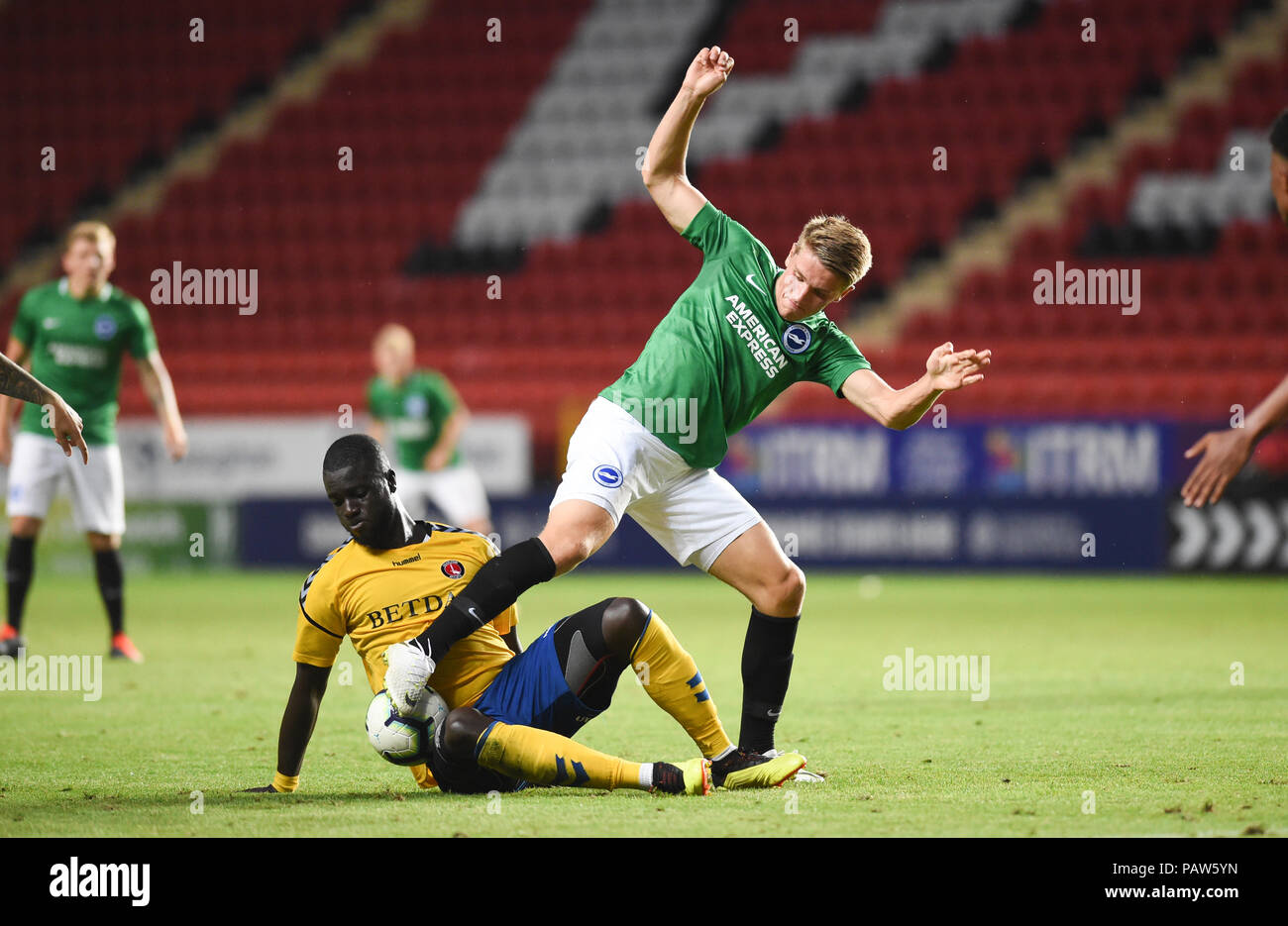 London, Großbritannien, 24. Juli 2018 - Victor Gyokeres von Brighton kämpft während des vor der Saison freundlichen Fußballspiels zwischen Charlton Athletic und Brighton und Hove Albion im Valley-Stadion um den Ball Foto aufgenommen von Simon Dack Credit: Simon Dack/Alamy Live News - nur zur redaktionellen Verwendung Stockfoto