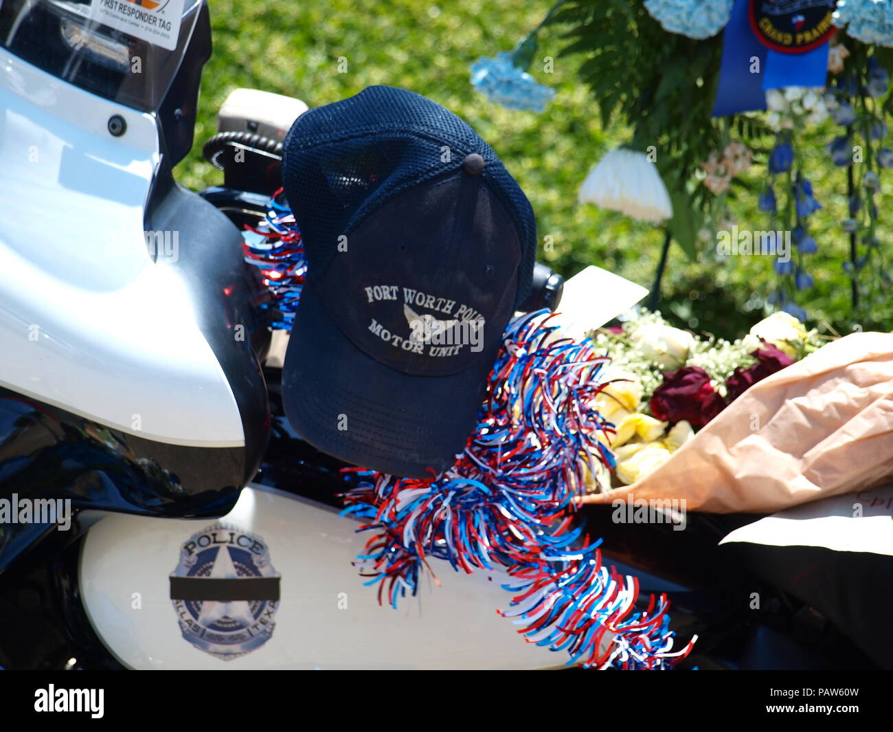 Dallas, USA, vom 24. Juli 2018. Sr, CPL Earl 'Jamie' Givens, ein 32-jähriger Veteran der Dallas Polizei starb in der Linie der Aufgabe während der Begleitung einer Beerdigung Prozession als Mitglied der Motorrad. Officer Givens wurde von einem SUV angeschlagen. Der Treiber wurde für angeblich unter dem Einfluss von Alkohol. Die Bestattung wird am kommenden Donnerstag an prestonwood Baptist Church, Plano. Credit: dallaspaparazzo/Alamy leben Nachrichten Stockfoto Dallas, USA, vom 24. Juli 2018. Sr, CPL Earl 'Jamie' Givens, ein 32-jähriger Veteran der Dallas Polizei starb in der Linie der Aufgabe während der Begleitung einer Beerdigung Prozession als Mitglied der Motorrad. Officer Givens wurde von einem SUV angeschlagen. Der Treiber wurde für angeblich unter dem Einfluss von Alkohol. Die Bestattung wird am kommenden Donnerstag an prestonwood Baptist Church, Plano. Credit: dallaspaparazzo/Alamy leben Nachrichten Stockfoto
