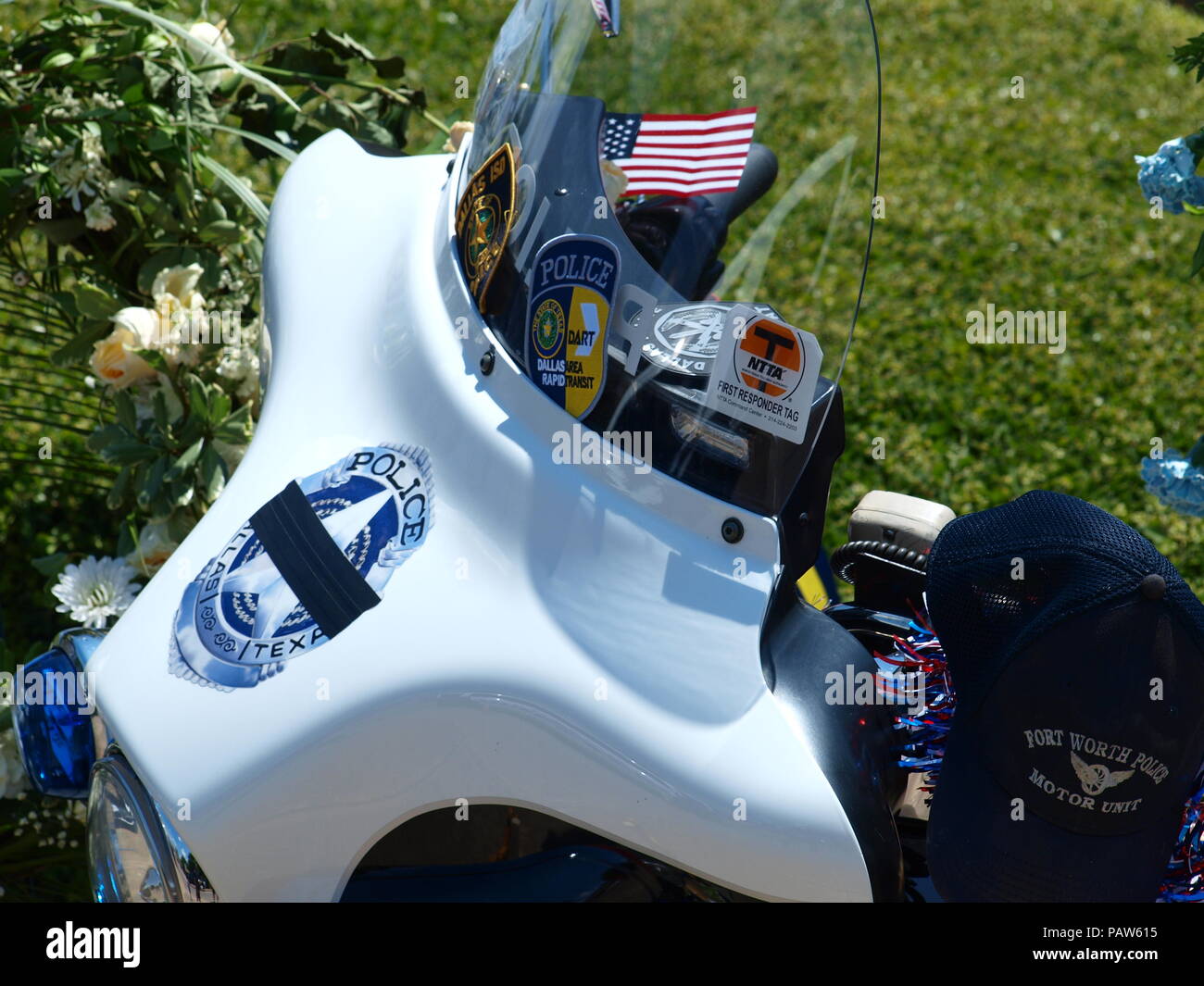 Dallas, USA, vom 24. Juli 2018. Sr, CPL Earl 'Jamie' Givens, ein 32-jähriger Veteran der Dallas Polizei starb in der Linie der Aufgabe während der Begleitung einer Beerdigung Prozession als Mitglied der Motorrad. Officer Givens wurde von einem SUV angeschlagen. Der Treiber wurde für angeblich unter dem Einfluss von Alkohol. Die Bestattung wird am kommenden Donnerstag an prestonwood Baptist Church, Plano. Credit: dallaspaparazzo/Alamy leben Nachrichten Stockfoto Dallas, USA, vom 24. Juli 2018. Sr, CPL Earl 'Jamie' Givens, ein 32-jähriger Veteran der Dallas Polizei starb in der Linie der Aufgabe während der Begleitung einer Beerdigung Prozession als Mitglied der Motorrad. Officer Givens wurde von einem SUV angeschlagen. Der Treiber wurde für angeblich unter dem Einfluss von Alkohol. Die Bestattung wird am kommenden Donnerstag an prestonwood Baptist Church, Plano. Credit: dallaspaparazzo/Alamy leben Nachrichten Stockfoto