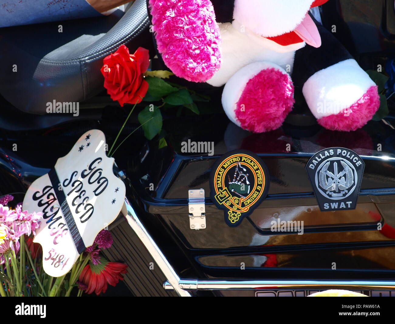 Dallas, USA, vom 24. Juli 2018. Sr, CPL Earl 'Jamie' Givens, ein 32-jähriger Veteran der Dallas Polizei starb in der Linie der Aufgabe während der Begleitung einer Beerdigung Prozession als Mitglied der Motorrad. Officer Givens wurde von einem SUV angeschlagen. Der Treiber wurde für angeblich unter dem Einfluss von Alkohol. Die Bestattung wird am kommenden Donnerstag an prestonwood Baptist Church, Plano. Credit: dallaspaparazzo/Alamy leben Nachrichten Stockfoto Dallas, USA, vom 24. Juli 2018. Sr, CPL Earl 'Jamie' Givens, ein 32-jähriger Veteran der Dallas Polizei starb in der Linie der Aufgabe während der Begleitung einer Beerdigung Prozession als Mitglied der Motorrad. Officer Givens wurde von einem SUV angeschlagen. Der Treiber wurde für angeblich unter dem Einfluss von Alkohol. Die Bestattung wird am kommenden Donnerstag an prestonwood Baptist Church, Plano. Credit: dallaspaparazzo/Alamy leben Nachrichten Stockfoto