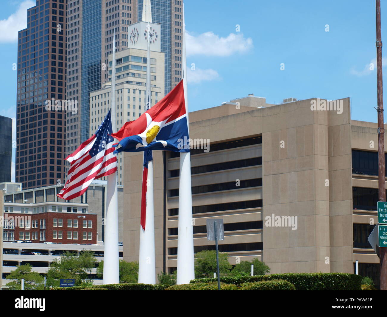 Dallas, USA, vom 24. Juli 2018. Sr, CPL Earl 'Jamie' Givens, ein 32-jähriger Veteran der Dallas Polizei starb in der Linie der Aufgabe während der Begleitung einer Beerdigung Prozession als Mitglied der Motorrad. Officer Givens wurde von einem SUV angeschlagen. Der Treiber wurde für angeblich unter dem Einfluss von Alkohol. Die Bestattung wird am kommenden Donnerstag an prestonwood Baptist Church, Plano. Credit: dallaspaparazzo/Alamy leben Nachrichten Stockfoto Dallas, USA, vom 24. Juli 2018. Sr, CPL Earl 'Jamie' Givens, ein 32-jähriger Veteran der Dallas Polizei starb in der Linie der Aufgabe während der Begleitung einer Beerdigung Prozession als Mitglied der Motorrad. Officer Givens wurde von einem SUV angeschlagen. Der Treiber wurde für angeblich unter dem Einfluss von Alkohol. Die Bestattung wird am kommenden Donnerstag an prestonwood Baptist Church, Plano. Credit: dallaspaparazzo/Alamy leben Nachrichten Stockfoto
