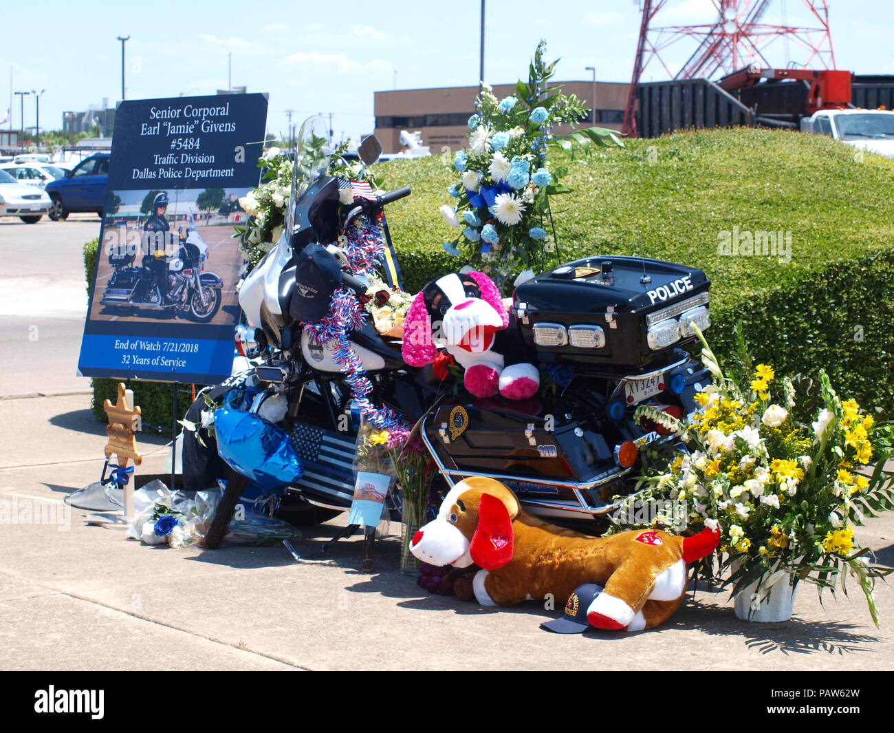 Dallas, USA, vom 24. Juli 2018. Sr, CPL Earl 'Jamie' Givens, ein 32-jähriger Veteran der Dallas Polizei starb in der Linie der Aufgabe während der Begleitung einer Beerdigung Prozession als Mitglied der Motorrad. Officer Givens wurde von einem SUV angeschlagen. Der Treiber wurde für angeblich unter dem Einfluss von Alkohol. Die Bestattung wird am kommenden Donnerstag an prestonwood Baptist Church, Plano. Credit: dallaspaparazzo/Alamy leben Nachrichten Stockfoto Dallas, USA, vom 24. Juli 2018. Sr, CPL Earl 'Jamie' Givens, ein 32-jähriger Veteran der Dallas Polizei starb in der Linie der Aufgabe während der Begleitung einer Beerdigung Prozession als Mitglied der Motorrad. Officer Givens wurde von einem SUV angeschlagen. Der Treiber wurde für angeblich unter dem Einfluss von Alkohol. Die Bestattung wird am kommenden Donnerstag an prestonwood Baptist Church, Plano. Credit: dallaspaparazzo/Alamy leben Nachrichten Stockfoto