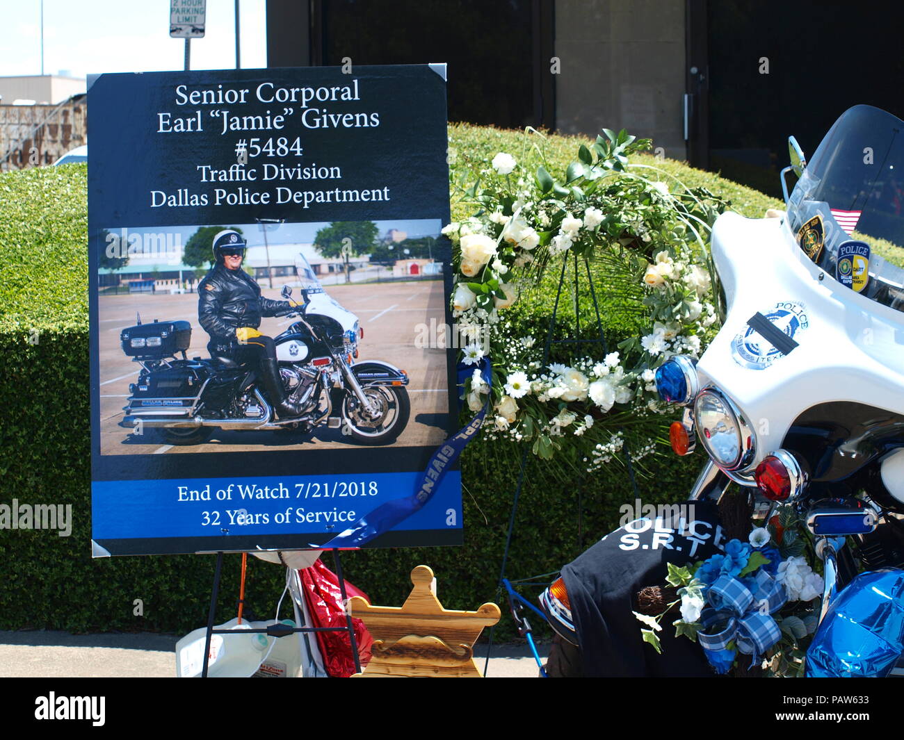 Dallas, USA, vom 24. Juli 2018. Sr, CPL Earl 'Jamie' Givens, ein 32-jähriger Veteran der Dallas Polizei starb in der Linie der Aufgabe während der Begleitung einer Beerdigung Prozession als Mitglied der Motorrad. Officer Givens wurde von einem SUV angeschlagen. Der Treiber wurde für angeblich unter dem Einfluss von Alkohol. Die Bestattung wird am kommenden Donnerstag an prestonwood Baptist Church, Plano. Credit: dallaspaparazzo/Alamy leben Nachrichten Stockfoto Dallas, USA, vom 24. Juli 2018. Sr, CPL Earl 'Jamie' Givens, ein 32-jähriger Veteran der Dallas Polizei starb in der Linie der Aufgabe während der Begleitung einer Beerdigung Prozession als Mitglied der Motorrad. Officer Givens wurde von einem SUV angeschlagen. Der Treiber wurde für angeblich unter dem Einfluss von Alkohol. Die Bestattung wird am kommenden Donnerstag an prestonwood Baptist Church, Plano. Credit: dallaspaparazzo/Alamy leben Nachrichten Stockfoto