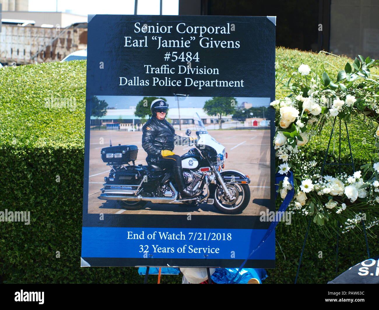 Dallas, USA, vom 24. Juli 2018. Sr, CPL Earl 'Jamie' Givens, ein 32-jähriger Veteran der Dallas Polizei starb in der Linie der Aufgabe während der Begleitung einer Beerdigung Prozession als Mitglied der Motorrad. Officer Givens wurde von einem SUV angeschlagen. Der Treiber wurde für angeblich unter dem Einfluss von Alkohol. Die Bestattung wird am kommenden Donnerstag an prestonwood Baptist Church, Plano. Credit: dallaspaparazzo/Alamy leben Nachrichten Stockfoto Dallas, USA, vom 24. Juli 2018. Sr, CPL Earl 'Jamie' Givens, ein 32-jähriger Veteran der Dallas Polizei starb in der Linie der Aufgabe während der Begleitung einer Beerdigung Prozession als Mitglied der Motorrad. Officer Givens wurde von einem SUV angeschlagen. Der Treiber wurde für angeblich unter dem Einfluss von Alkohol. Die Bestattung wird am kommenden Donnerstag an prestonwood Baptist Church, Plano. Credit: dallaspaparazzo/Alamy leben Nachrichten Stockfoto