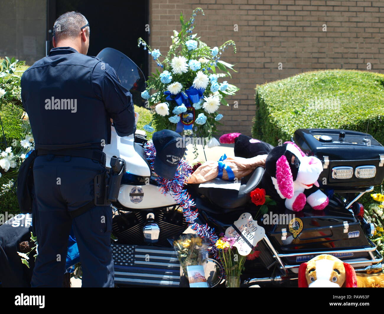 Dallas, USA, vom 24. Juli 2018. Sr, CPL Earl 'Jamie' Givens, ein 32-jähriger Veteran der Dallas Polizei starb in der Linie der Aufgabe während der Begleitung einer Beerdigung Prozession als Mitglied der Motorrad. Officer Givens wurde von einem SUV angeschlagen. Der Treiber wurde für angeblich unter dem Einfluss von Alkohol. Die Bestattung wird am kommenden Donnerstag an prestonwood Baptist Church, Plano. Credit: dallaspaparazzo/Alamy leben Nachrichten Stockfoto