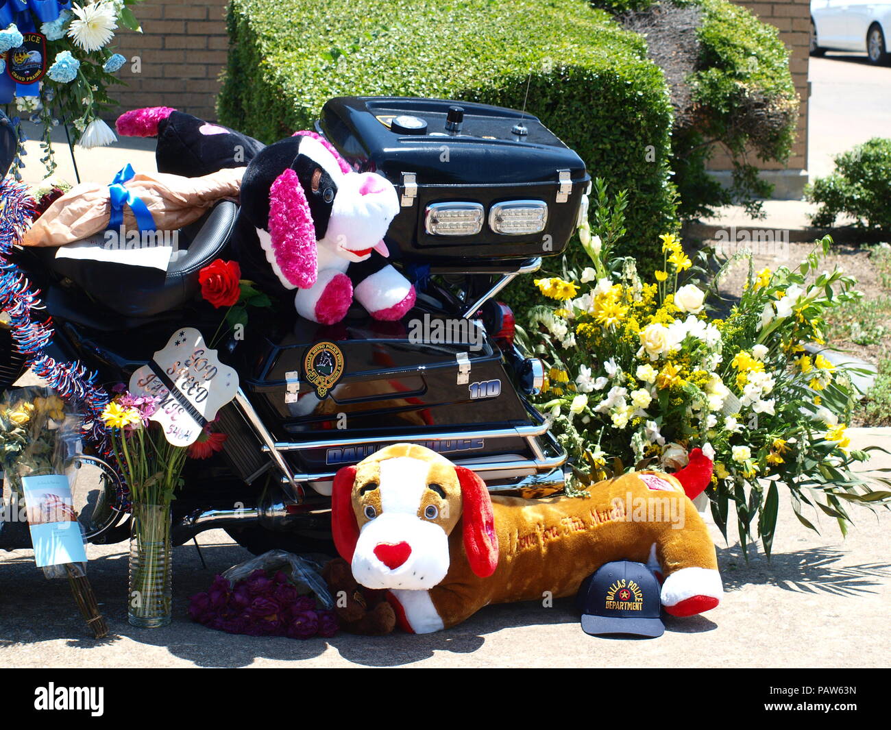 Dallas, USA, vom 24. Juli 2018. Sr, CPL Earl 'Jamie' Givens, ein 32-jähriger Veteran der Dallas Polizei starb in der Linie der Aufgabe während der Begleitung einer Beerdigung Prozession als Mitglied der Motorrad. Officer Givens wurde von einem SUV angeschlagen. Der Treiber wurde für angeblich unter dem Einfluss von Alkohol. Die Bestattung wird am kommenden Donnerstag an prestonwood Baptist Church, Plano. Credit: dallaspaparazzo/Alamy leben Nachrichten Stockfoto Dallas, USA, vom 24. Juli 2018. Sr, CPL Earl 'Jamie' Givens, ein 32-jähriger Veteran der Dallas Polizei starb in der Linie der Aufgabe während der Begleitung einer Beerdigung Prozession als Mitglied der Motorrad. Officer Givens wurde von einem SUV angeschlagen. Der Treiber wurde für angeblich unter dem Einfluss von Alkohol. Die Bestattung wird am kommenden Donnerstag an prestonwood Baptist Church, Plano. Credit: dallaspaparazzo/Alamy leben Nachrichten Stockfoto