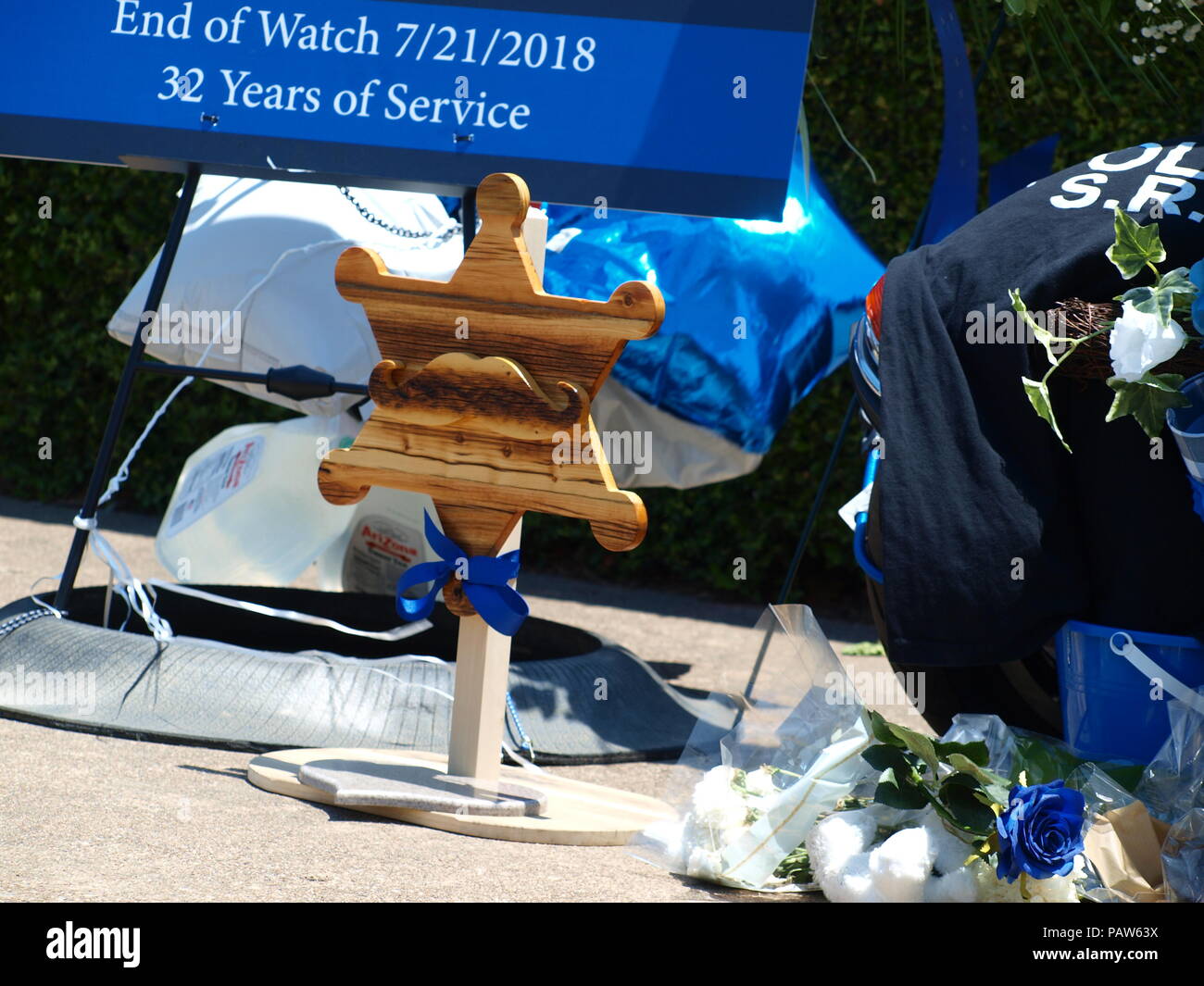 Dallas, USA, vom 24. Juli 2018. Sr, CPL Earl 'Jamie' Givens, ein 32-jähriger Veteran der Dallas Polizei starb in der Linie der Aufgabe während der Begleitung einer Beerdigung Prozession als Mitglied der Motorrad. Officer Givens wurde von einem SUV angeschlagen. Der Treiber wurde für angeblich unter dem Einfluss von Alkohol. Die Bestattung wird am kommenden Donnerstag an prestonwood Baptist Church, Plano. Credit: dallaspaparazzo/Alamy leben Nachrichten Stockfoto Dallas, USA, vom 24. Juli 2018. Sr, CPL Earl 'Jamie' Givens, ein 32-jähriger Veteran der Dallas Polizei starb in der Linie der Aufgabe während der Begleitung einer Beerdigung Prozession als Mitglied der Motorrad. Officer Givens wurde von einem SUV angeschlagen. Der Treiber wurde für angeblich unter dem Einfluss von Alkohol. Die Bestattung wird am kommenden Donnerstag an prestonwood Baptist Church, Plano. Credit: dallaspaparazzo/Alamy leben Nachrichten Stockfoto