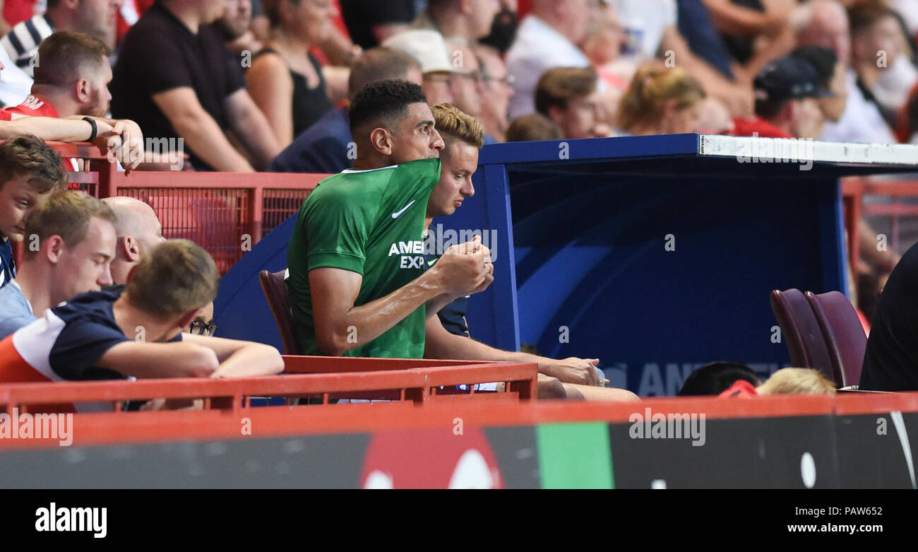 London, Großbritannien, 24. Juli 2018 - Leon Balogun von Brighton sieht zu, nachdem er in der zweiten Halbzeit während des vor der Saison freundlichen Fußballspiels zwischen Charlton Athletic und Brighton und Hove Albion im Valley Stadium abgefahren ist Stockfoto