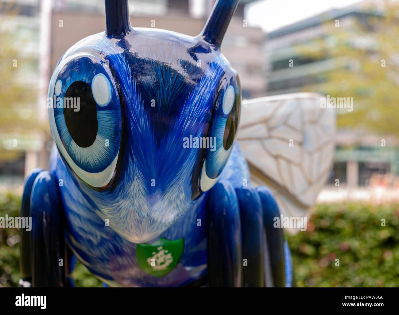 Salford Quays, Manchester, UK. 24. Juli 2018. Blue bee-ter ist der Blaue Peter Biene entworfen und von Jodie Silverman eingerichtet. In der Nähe des Blue Peter garten mediacityUK, Salford Quays, Manchester. Er ist Teil der Biene in der City Event zur Unterstützung der wir Liebe Manchester liebe Credit: Stu/Alamy leben Nachrichten Stockfoto